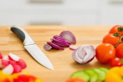 cutting_board_food_safety_001_shutterstock_135242570